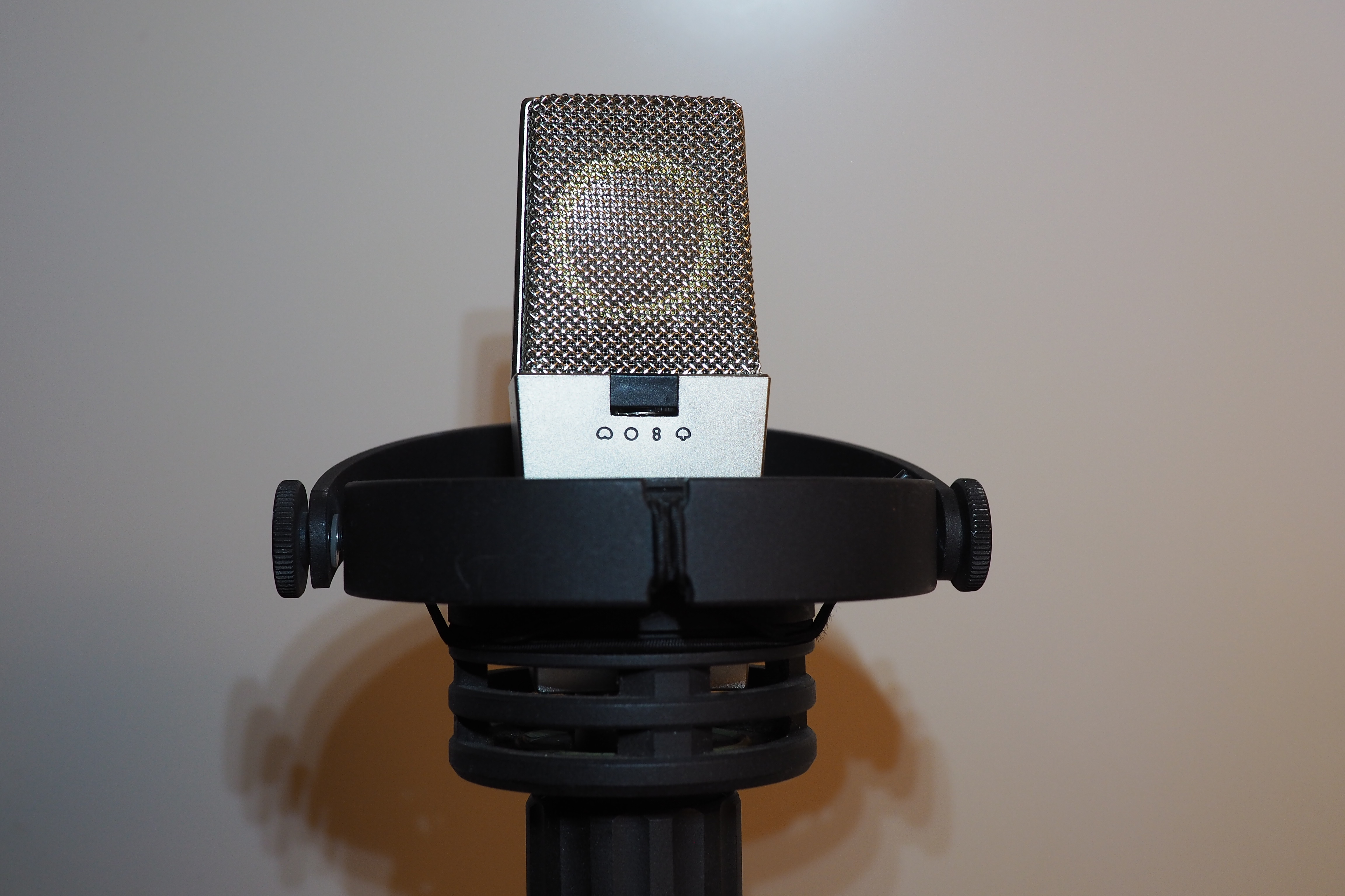 På bilden en AKG C414 som ofta används av oss. Den har möjlighet till olika riktverkan och kan kompensera fördelar eller brister i akustiken.