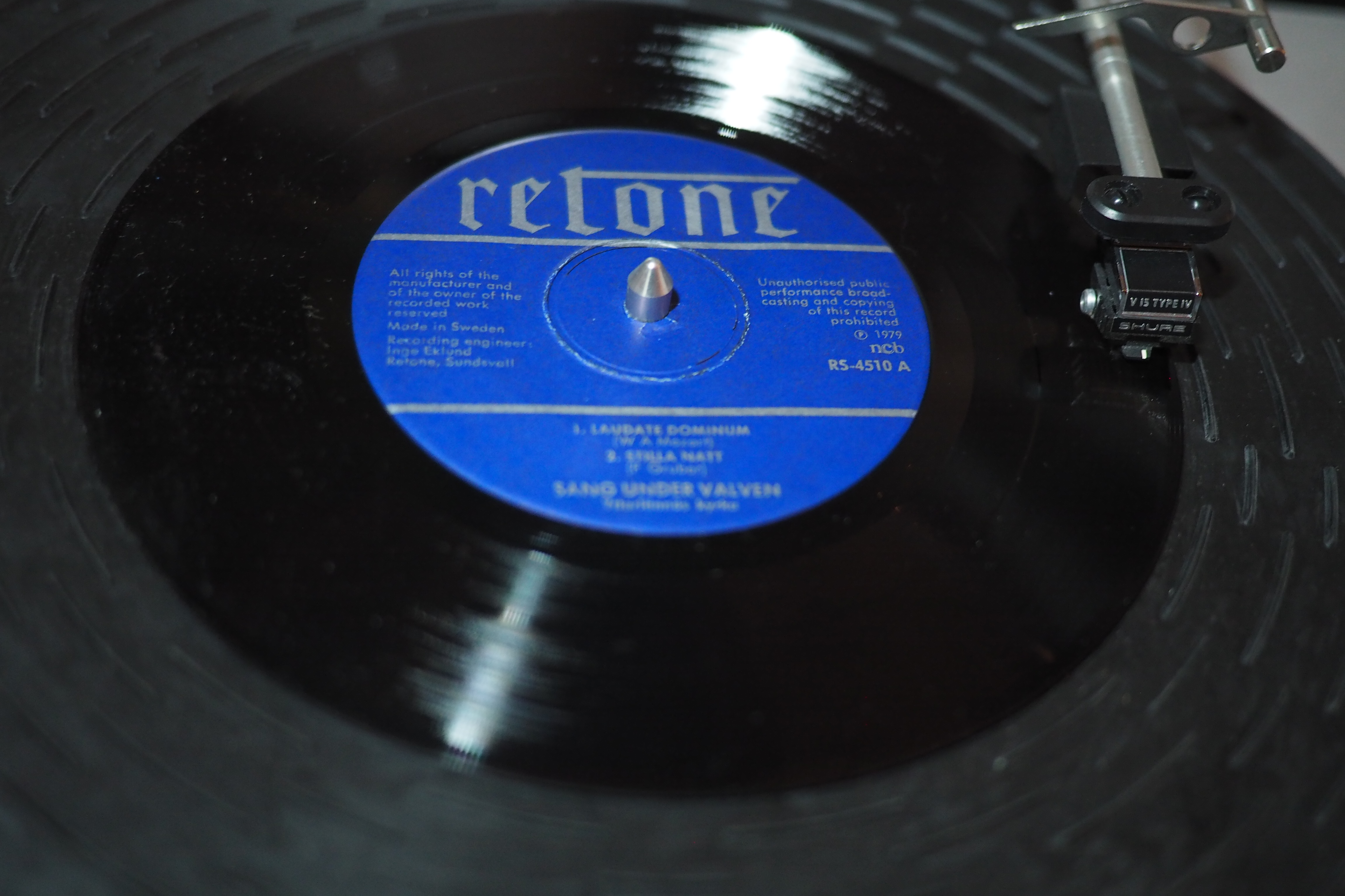 Här snurrar en retone-skiva "Sång under valven" inspelad i Ytterlännes kyrka och med dess kyrkokör.