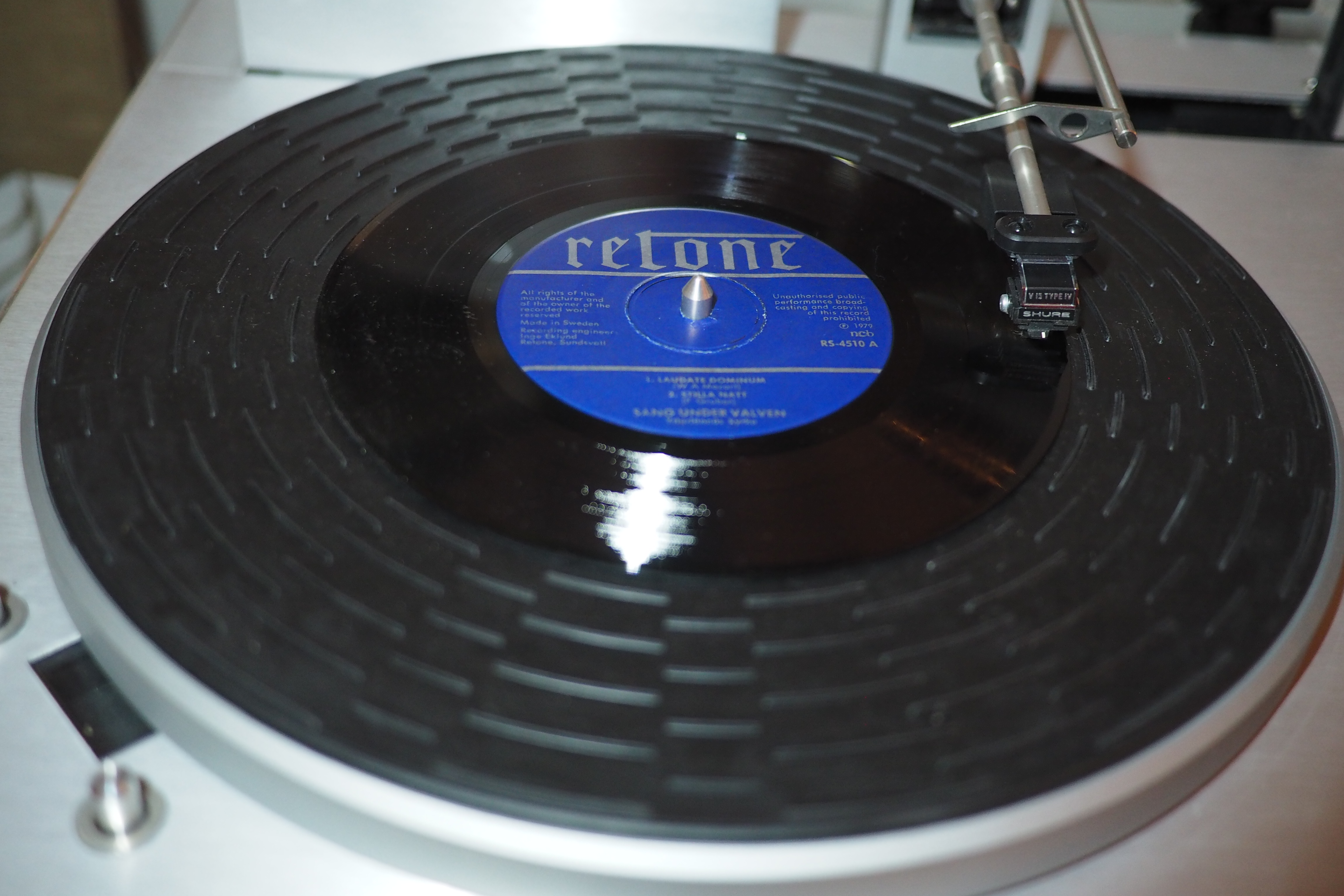 I Källaren De Tre Förgyllda Svinen - Det Lysnade Sällskapet Par Bricole I Sundsvall